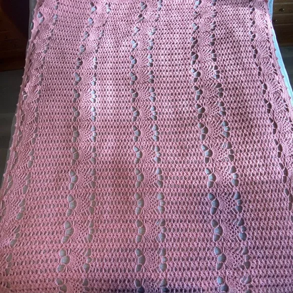Vintage Hand Crafted Pink/Rose Shell Stitch Crocheted Throw Afghan Lap Blanket - Picture 5 of 7